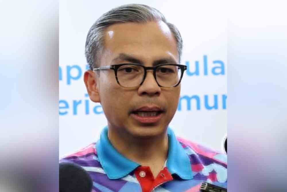 Fahmi ketika sidang media pada Perhimpunan Bulanan Kementerian Komunikasi pada Khamis. Foto Bernama