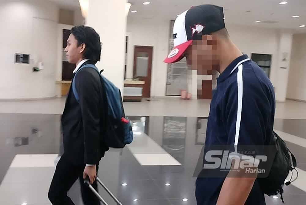 'Abang Bas' (kanan) keluar dari Mahkamah Sesyen Muar pada Khamis selepas prosiding sebutan semula dan serahan dokumen selesai.