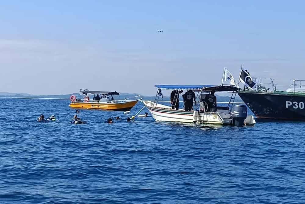 Sultan Terengganu, Sultan Mizan Zainal Abidin berkenan meletakkan plak perasmian pada tukun yang berada di dasar laut di perairan Alur Tuman, Marang