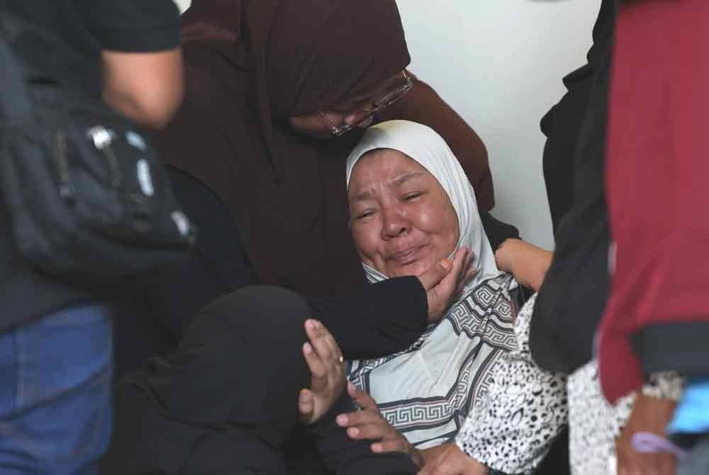 Norma sebak ketika menunggu jenazah anaknya di Unit Forensik Hospital Dungun pada Khamis.