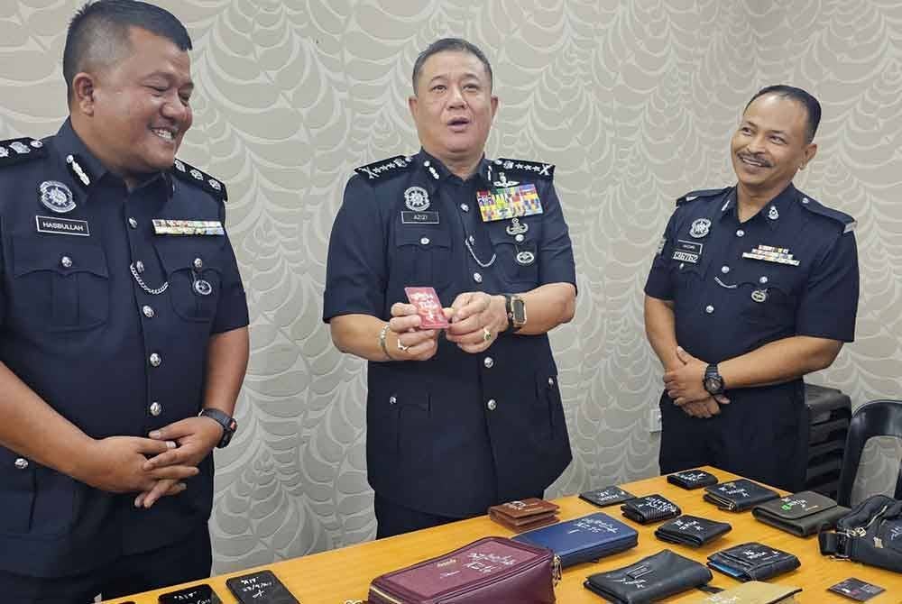 Azizi menunjukkan siling emas yang dirampas daripada suspek yang aktif mencuri barangan berharga dalam kenderaan mangsa di daerah Manjung.