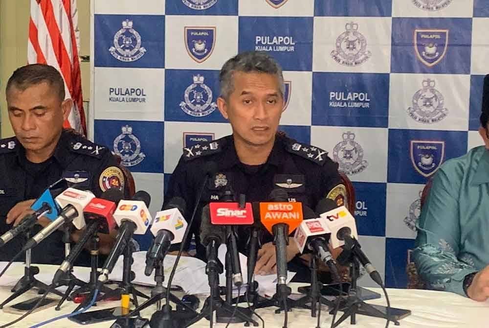 Mohd Shuhaily (tengah) memberi perkembangan terkini berhubung isu GISBH di Pusat Latihan Polis (Pulapol) pada Khamis.