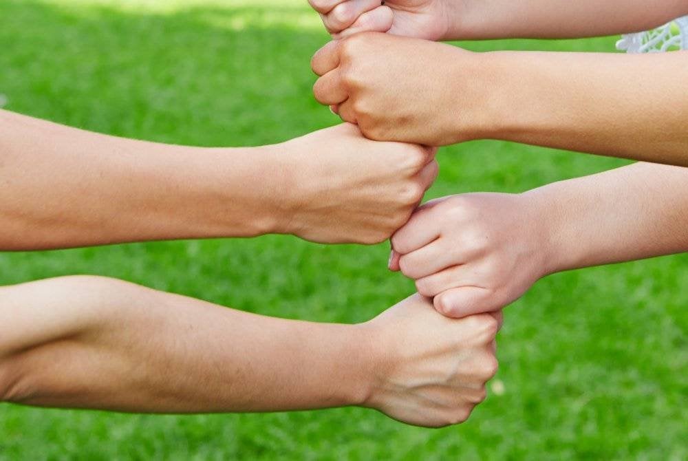 JAUHILAH daripada aktiviti team building yang perlu bersentuhan fizikal antara lelaki dan wanita. Foto CANVA