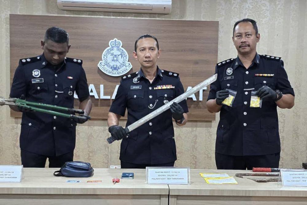 Ahmad Ridhwan (tengah) menunjukkan antara rampasan barang kes susulan tangkapan dua suspek kes samun rumah di sekitar Banting, pada Rabu.