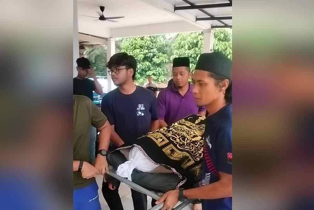 Jenazah Muhammad Akmal tiba di Kampung Parit Baru pada kira-kira jam 4.17 petang.