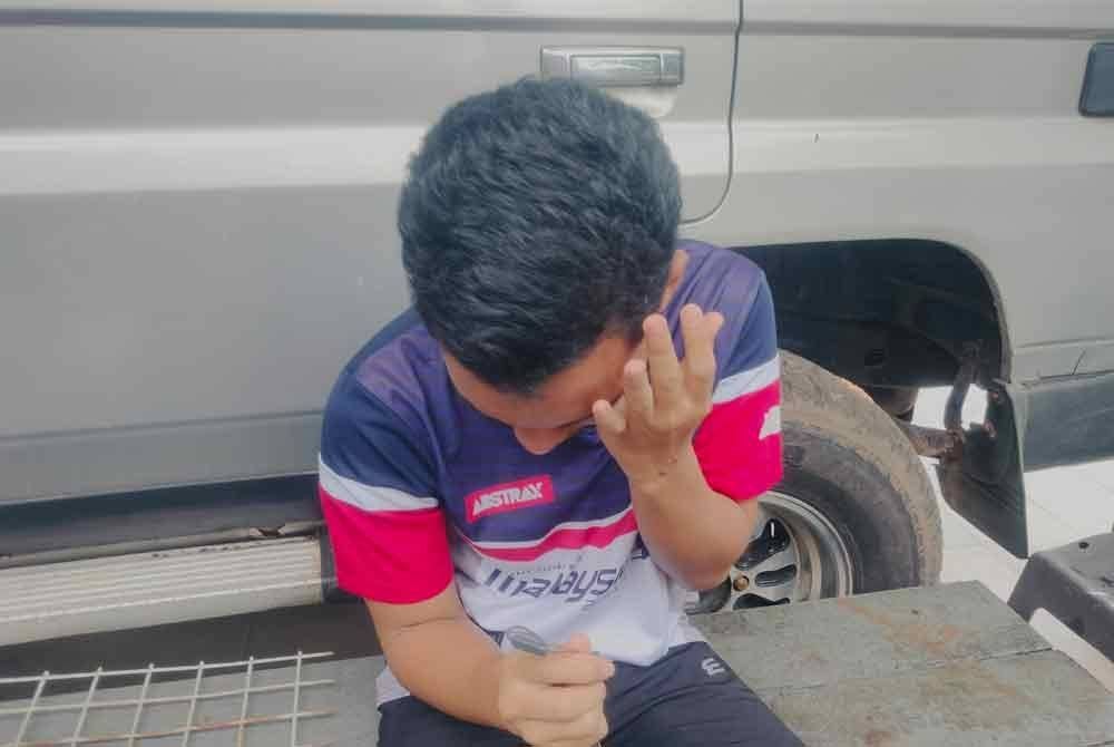 Muhammad Faiq tidak dapat menahan sebak kehilangan abangnya.