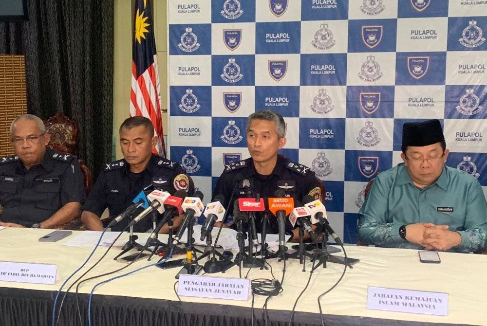Mohd Shuhaily (dua dari kanan) memberi perkembangan terkini berhubung isu GISBH di Pusat Latihan Polis (Pulapol) pada Khamis.
