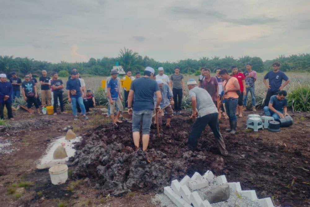 Jenazah Muhammad Akmal selamat dikebumikan di Tanah Perkuburan Islam Parit Baru, Muar pada jam 5.20 petang Khamis.