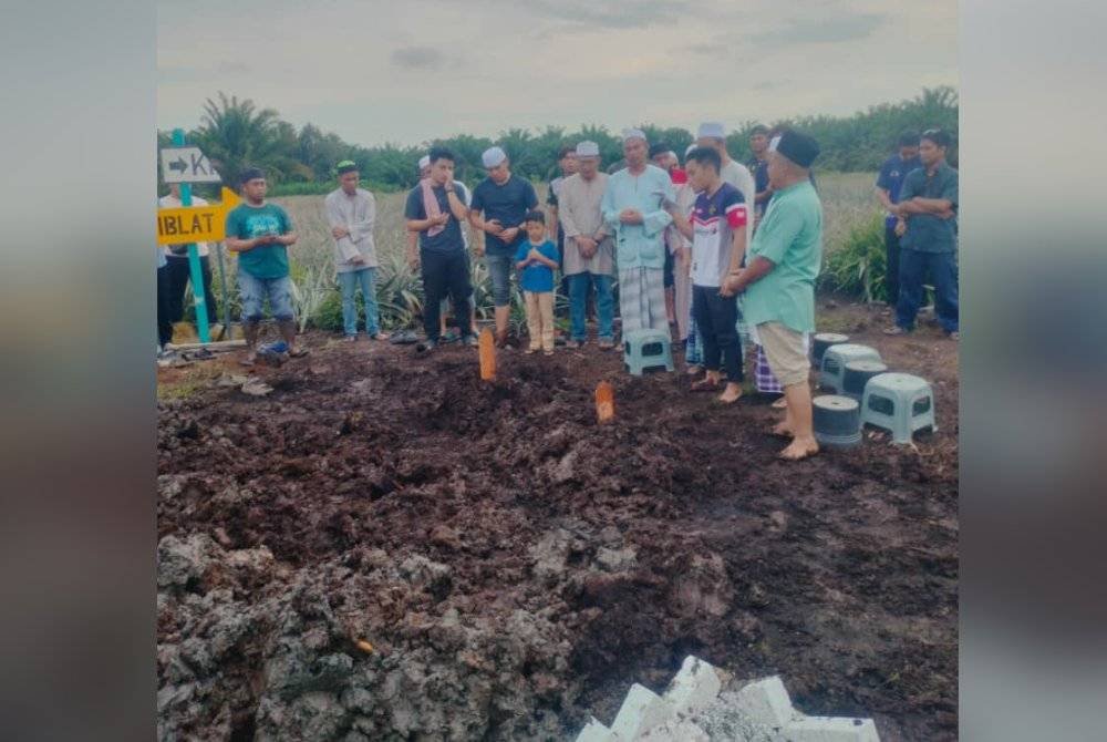 Suasana pilu menyelubungi Tanah Perkuburan Islam Kampung Parit Baru, Muar.