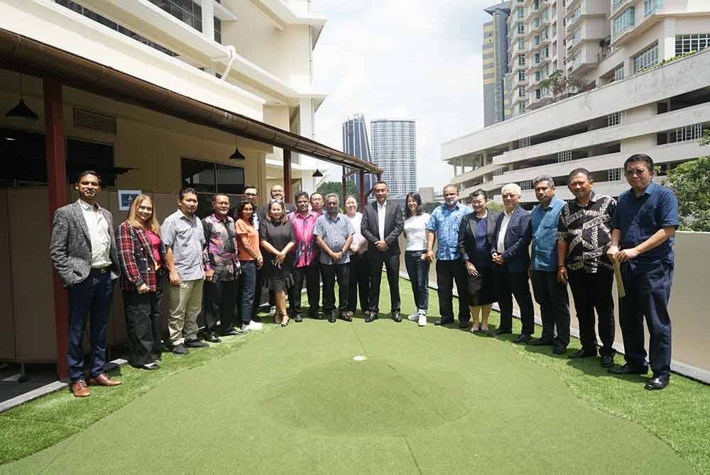 Dr Ezani (tengah) bersama pengarang kanan media dalam satu majlis pertemuan di IJN pada Khamis