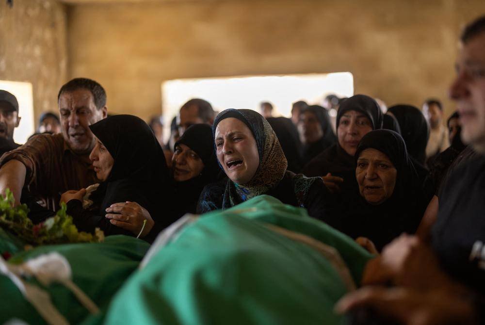 Penduduk Lubnan menghadiri pengebumian mangsa kekejaman Zionis di bandar Khodor, timur Lembah Bekaa. Foto AFP