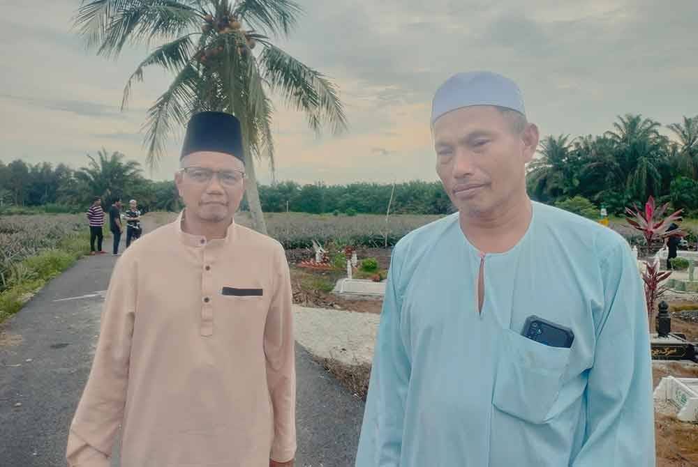 Md Tukirin ( kanan) reda dengan pemergian anaknya.