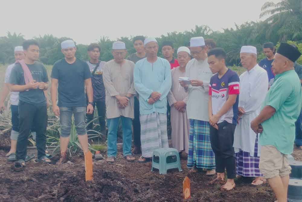 Suasana pilu menyelubungi Tanah Perkuburan Islam Kampung Parit Baru, Muar.