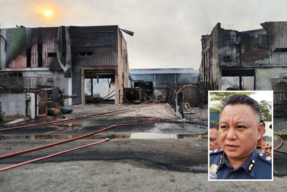 Keadaan kilang yang terbakar. (Gambar kecil: Muhammad Al-Mustakin)