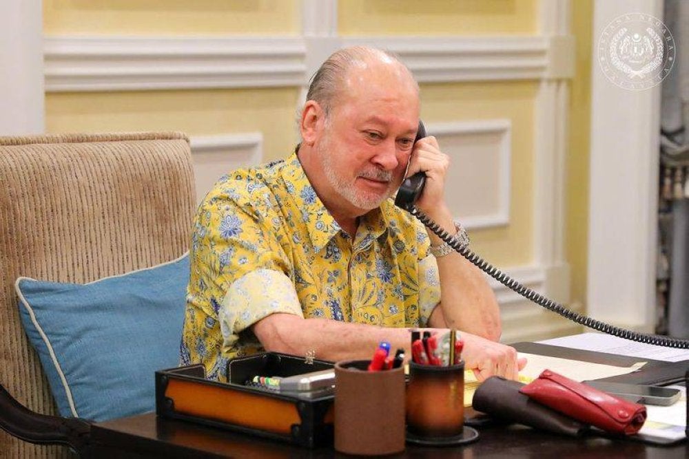 Sultan Ibrahim menerima panggilan telefon daripada Raja Britain Raja Charles III di Istana Negara. Foto Facebook Sultan Ibrahim Sultan Iskandar 