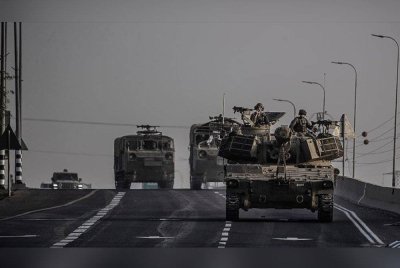 Dek kegilaan rejim Zionis mahu berperang dengan negara lain, kedua-dua seteru lama itu kini terjerumus dalam konflik terbuka. Foto Agensi