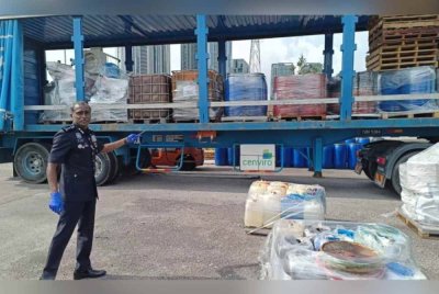 Kumar menunjukkan sebahagian dadah yang dilupuskan.