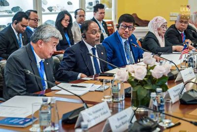 Zambry (dua dari kiri) ketika menghadiri Mesyuarat Ketiga Suruhanjaya Bersama Malaysia-Rusia bagi Kerjasama Ekonomi, Saintifik, Teknikal, dan Kebudayaan (JCESTC) yang diadakan di St. Petersburg, Rusia. Foto Facebook Zambry Abd Kadir