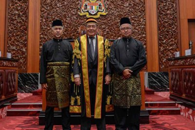 Awang Bemee (tengah) bersama Ahli Dewan Negara yang baharu iaitu Senator Baharuddin (kiri) dan Senator Azahar selepas Majlis Mengangkat Sumpah Ahli Dewan Negara di Bangunan Parlimen pada Khamis. Foto Bernama