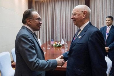 Anwar menerima kunjungan hormat delegasi Forum Ekonomi Sedunia (WEF) yang diketuai pengerusi eksekutifnya, Profesor Klaus Schwab. Foto Facebook Anwar Ibrahim