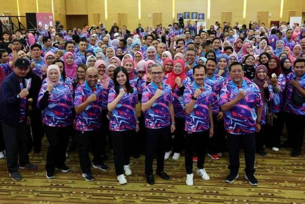 Fahmi (tiga dari kanan) bergambar kenangan pada Perhimpunan Bulanan Kementerian Komunikasi bagi Bulan Oktober di Kementerian Komunikasi hari ini. Foto Bernama