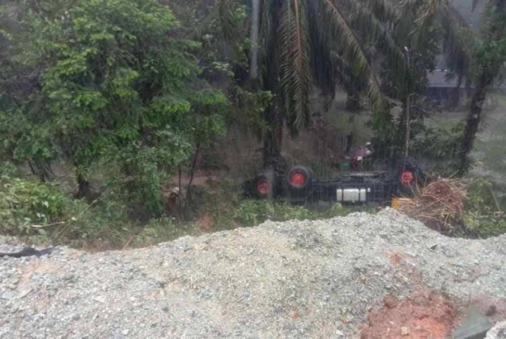 Keadaan lori yang terbabas di dalam gaung. Foto BBP Bandar Tenggara