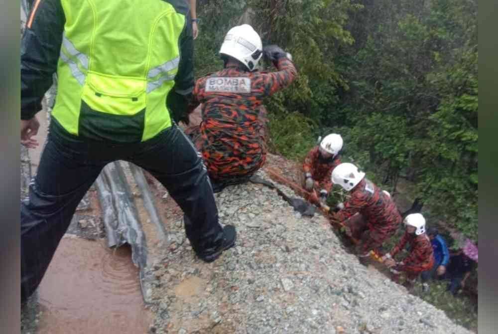 Mangsa dibawa naik oleh anggota bomba. Foto BBP Bandar Tenggara