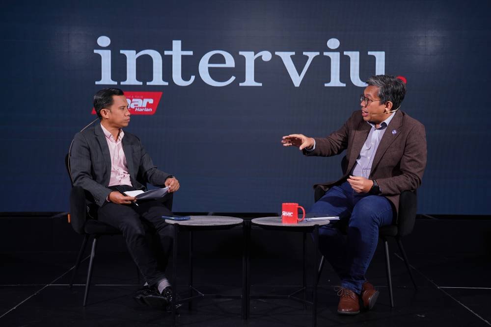 Program Interviu bertajuk ‘Hapuskan diskriminasi dalam 'perang' terhadap gula’ menampilkan Azrul (kanan) dan dihoskan oleh Haizir di Studio F Kompleks Kumpulan Karangkraf pada Rabu.