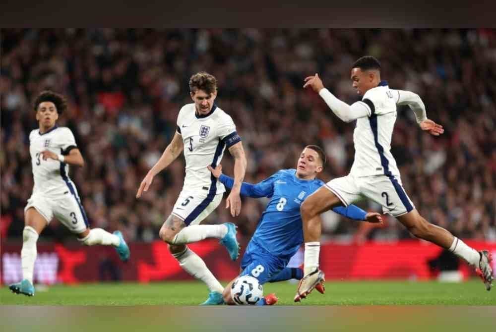 Stones (dua kiri) turun selaku kapten England pada perlawanan Liga Negara-Negara menentang Greece di Wembley. Foto Agensi
