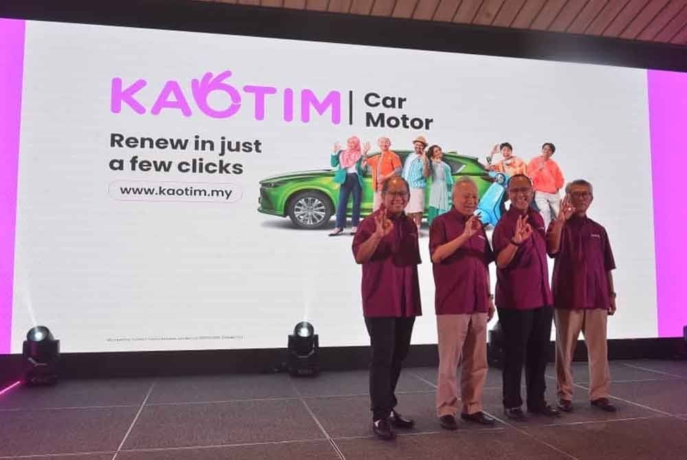 Nor Azman (dua dari kanan) bersama tetamu yang hadir pada Majlis Pelancaran Kaotim Car dan Kaotim Motor di Batu Feringghi pada Khamis.