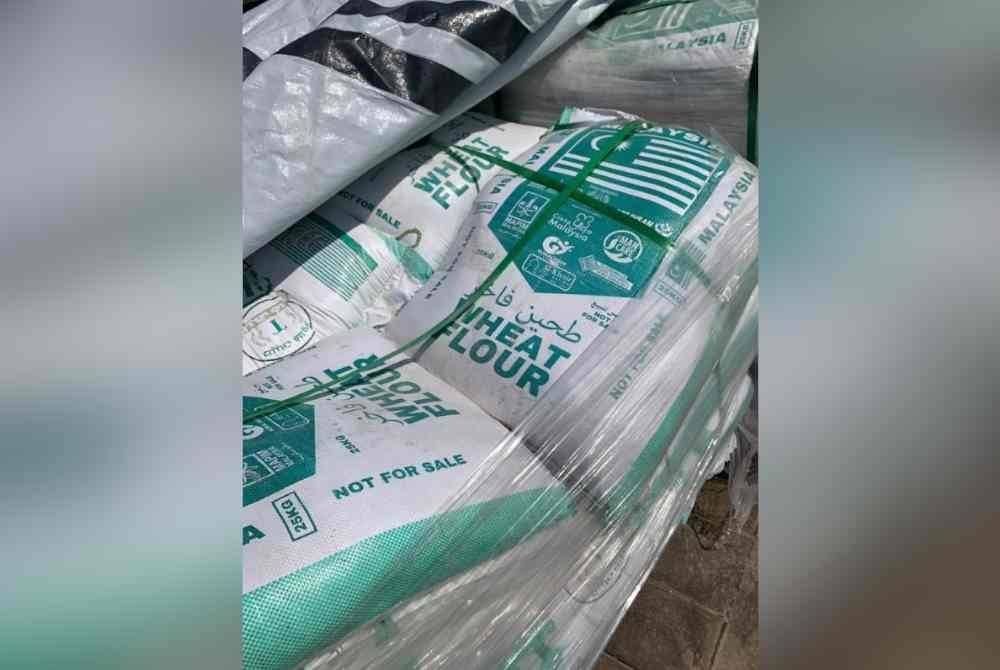 Guni tepung yang tertera bendera Malaysia.