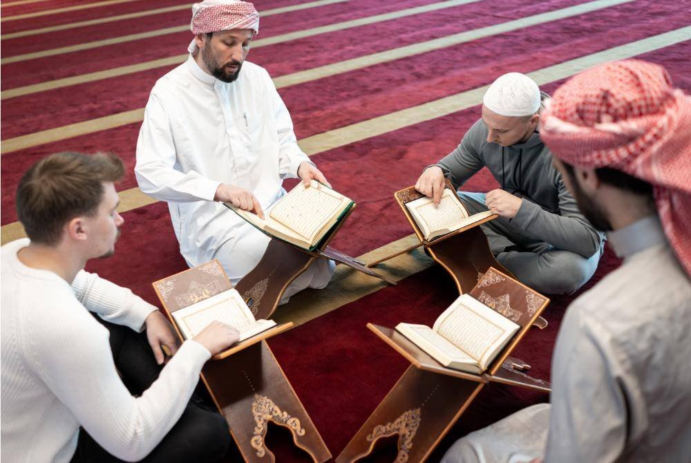 AGAMAWAN dan pendakwah sepatutnya melakukan semakan terlebih dahulu sebelum menyebarkan sesuatu hadis kepada masyarakat. FOTO CANVA