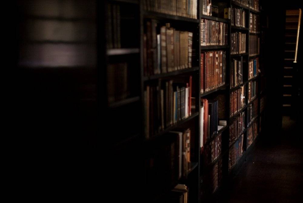 KEWUJUDAN sebilangan hadis palsu dalam kitab rujukan termasuk kitab jawi membuatkan masyarakat percaya ia datang dari sabda Rasulullah SAW. Foto CANVA