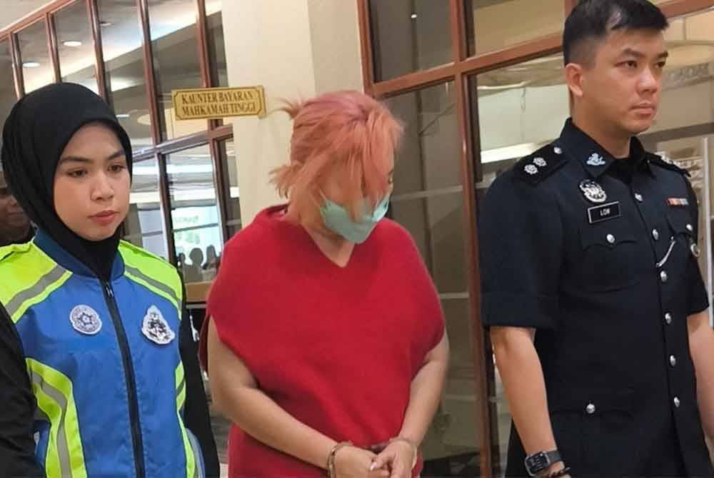 Lai Yoong (dua dari kanan) dibawa ke Mahkamah Sesyen di sini pada Jumaat, bagi menghadapi satu pertuduhan menerima deposit lebih RM70,000 tanpa lesen sah, bagi satu pelaburan tidak wujud, antara Januari hingga Mac lalu.