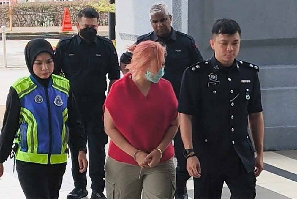 Lai Yoong (dua dari kanan) dibawa ke Mahkamah Sesyen di sini pada Jumaat, bagi menghadapi satu pertuduhan menerima deposit lebih RM70,000 tanpa lesen sah, bagi satu pelaburan tidak wujud, antara Januari hingga Mac lalu.