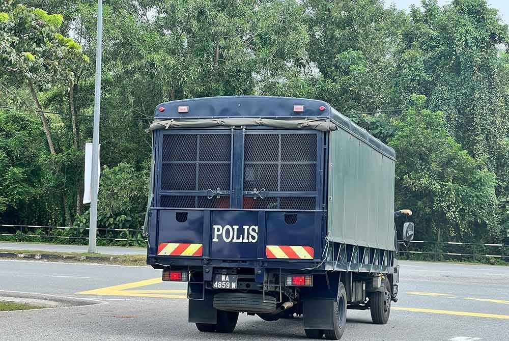 Suspek dibawa keluar dari Kompleks Mahkamah Sungai Petani selepas selesai permohonan reman pada Jumaat.