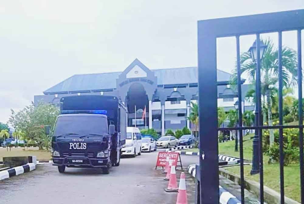 Dua suspek direman bagi membantu siasatan kes pembunuhan pesara pegawai kewangan Felcra, Sabari Baharom.