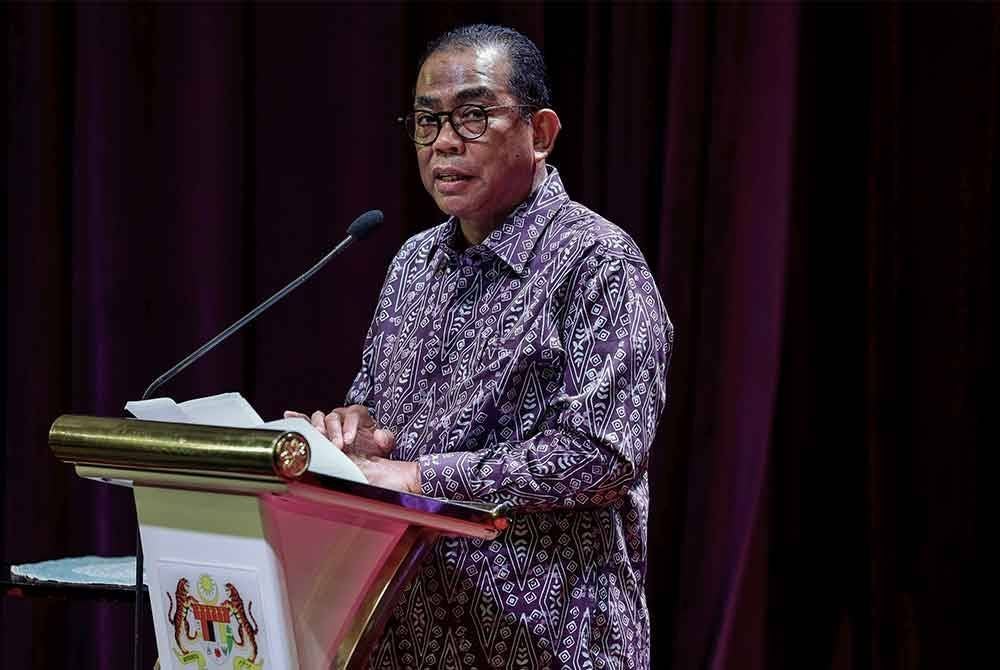 Mohamed Khaled menyampaikan ucapan pada Majlis Peluncuran Inisiatif 'Perajurit Broadband' dan Penyerahan Memorandum Persefahaman antara ATM dan MCMC di Auditorium Wisma Pertahanan hari ini. Foto Bernama