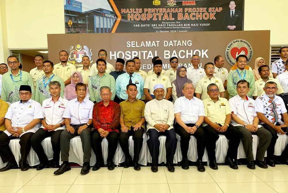 Sebahagian daripada kepimpinan dan tetamu yang hadir pada Majlis Penyerahan Projek Siap Hospital Bachok di Bachok pada Jumaat.