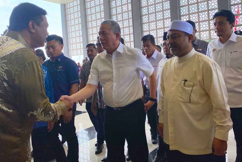 Fadillah (dua,kanan) bersama Mohd Nassuruddin (kanan) beramah mesra dengan hadirin pada Majlis Penyerahan Projek Siap Hospital Bachok di Bachok pada Jumaat.