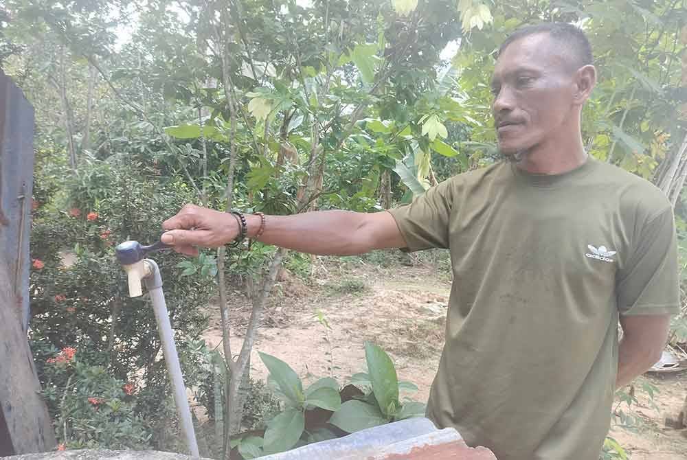 Aliassaak membuka paip air di rumahnya yang tidak mengalirkan air pada waktu siang.