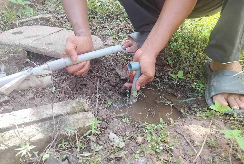 Air dari paip utama di rumah Mohd Wazi yang mengalir perlahan menyebabkan bekalan air tidak sampai ke dalam rumahnya.