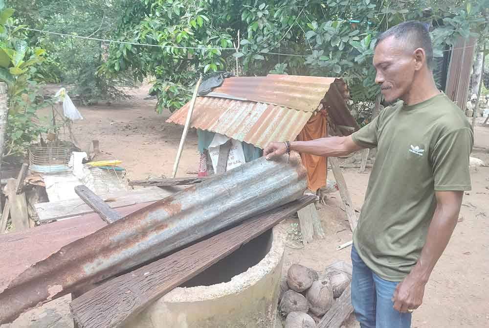 Aliassaak menunjukkan telaga yang dikorek kira-kira dua tahun lalu di rumahnya.