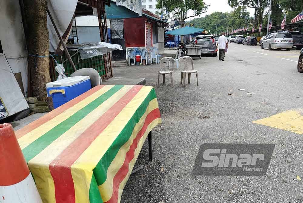 Halangan kerusi meja di bahu jalan.