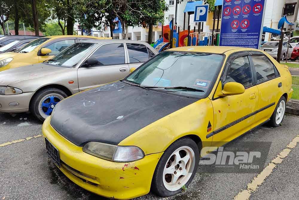 Kereta terbiar yang memenuhi parkir PPR Pantai Ria.
