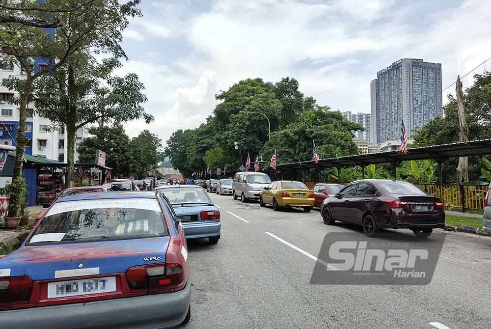 Parkir bertindih di bahu jalan menyebabkan laluan terhalang seterusnya mengganggu kelancaran trafik terutama ketika waktu puncak.
