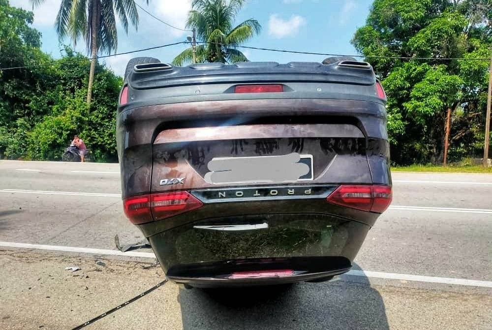 Keadaan Proton X70 yang dipandu seorang wanita berusia 64 tahun selepas terlibat kemalangan di KM20 Jalan Temerloh - Jerantut. Foto ihsan PDRM
