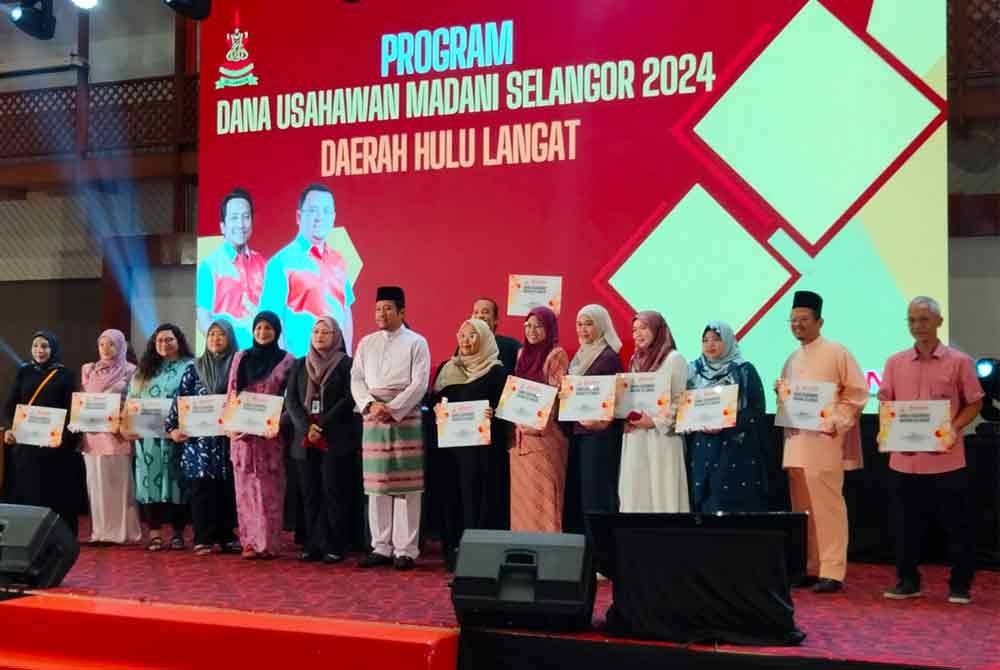 Mohd Najwan (tujuh dari kiri) bergambar bersama penerima DUMS dari daerah Hulu Langat.