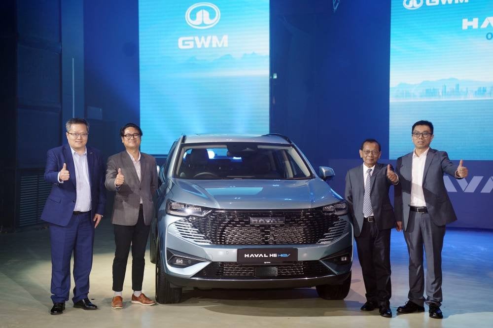 James (kiri) bersama Ketua Pegawai Eksekutif Malaysia Automotive, Robotics & IoT Institute, Azrul Reza Aziz (dua dari kiri) melancarkan GWM Haval H6 HEV di sini pada Rabu.
