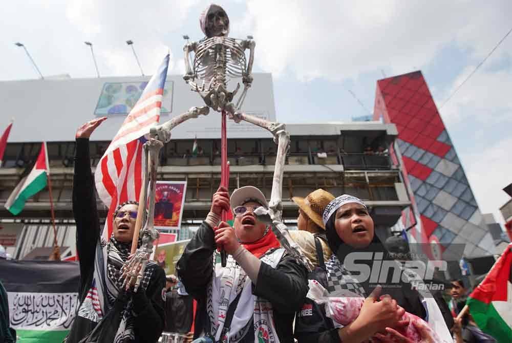 Replika tengkorak manusia dibawa berarak simbolik kepada genosid terhadap rakyat Palestin. Foto Sinar Harian-ROSLI TALIB